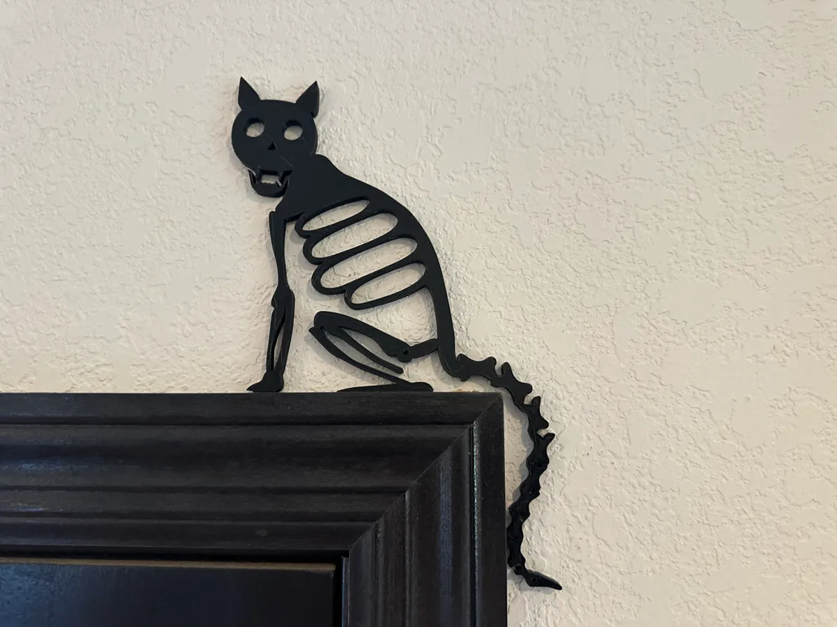 Coin de porte chat squelette pour Halloween