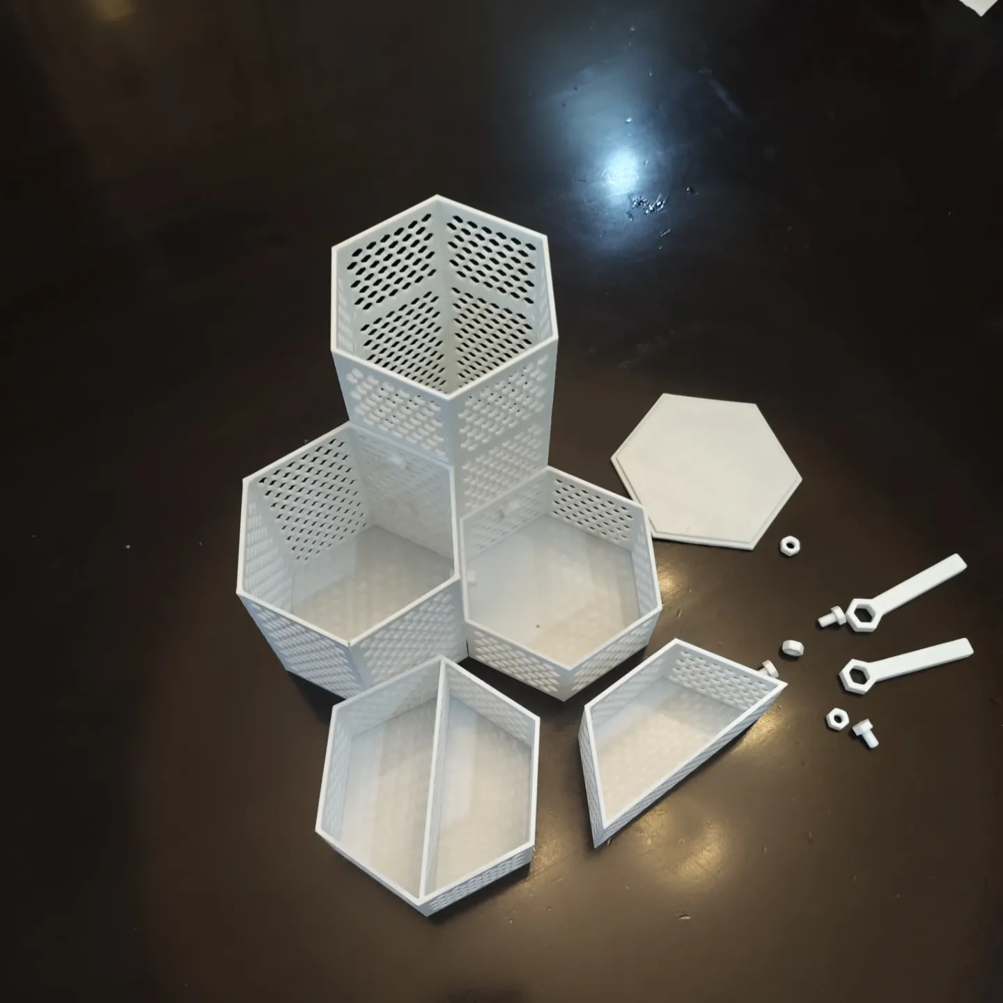 Miniatura 1 do modelo 3D 半边 六边形 组装 (可无限拼接)镂空 洞洞 收纳 收纳盒 50*100 可多个组合 一键打印 友好