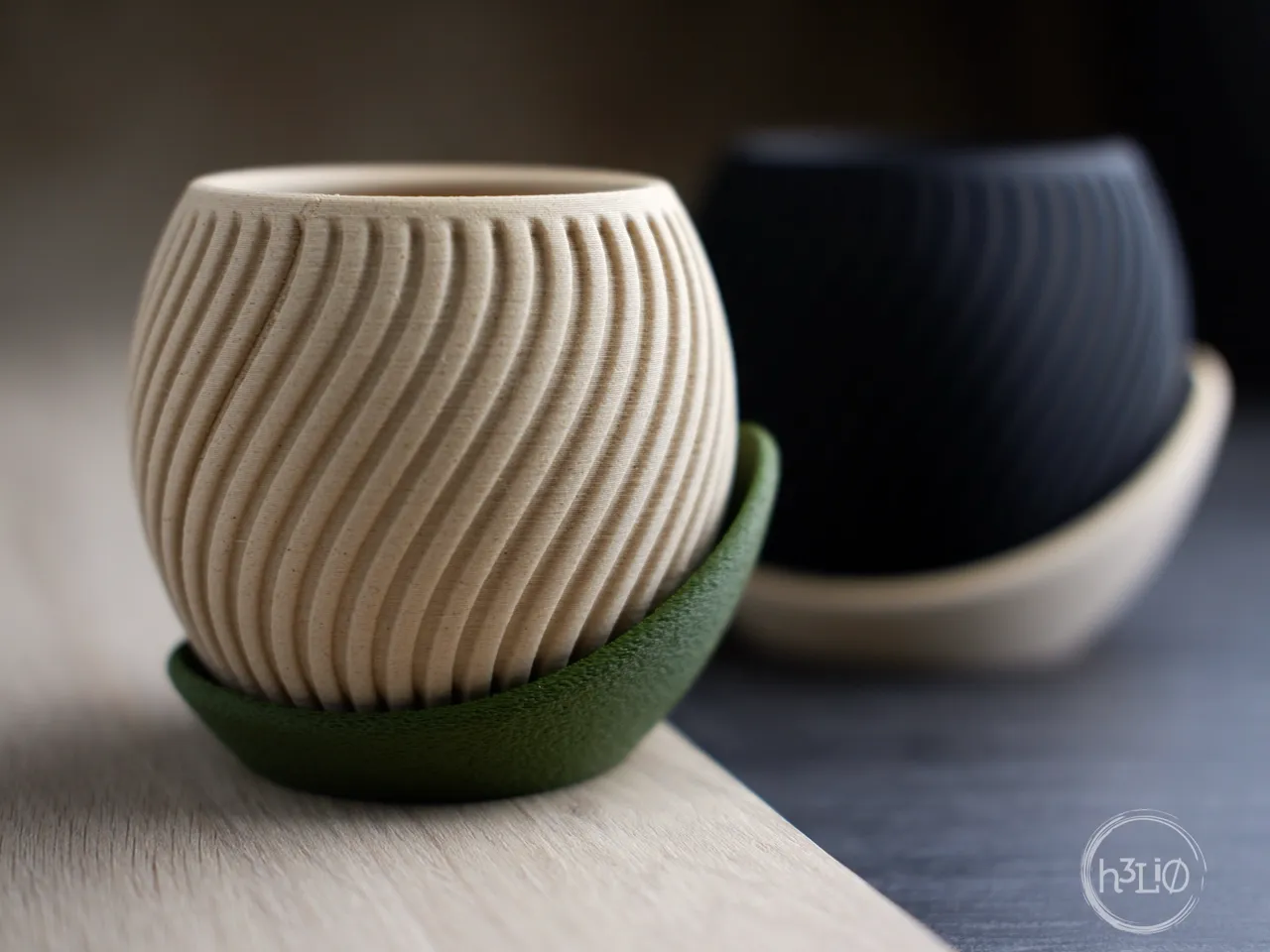 wavy planter · wrap around plate view 2