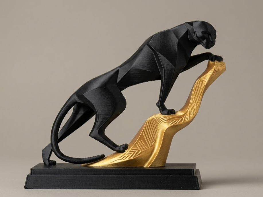 Escultura de Pantera Negra Escalando