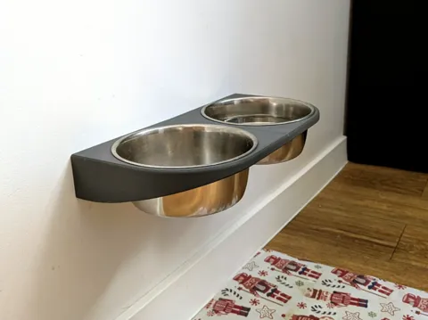 Soporte: Wall-mounted dog bowl holder — referencia de MakerWorld
