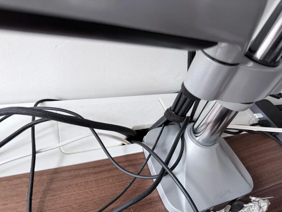 Cache-câbles pour bureau IKEA Mittzon