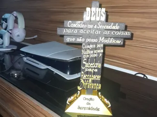 cruz com a oração da serenidade