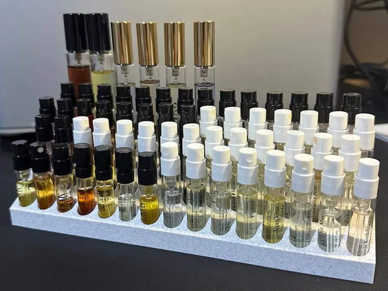 Perfume sample holder 