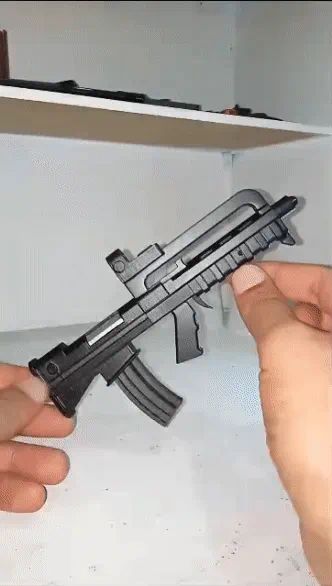 The FAMAS gun model is functional.