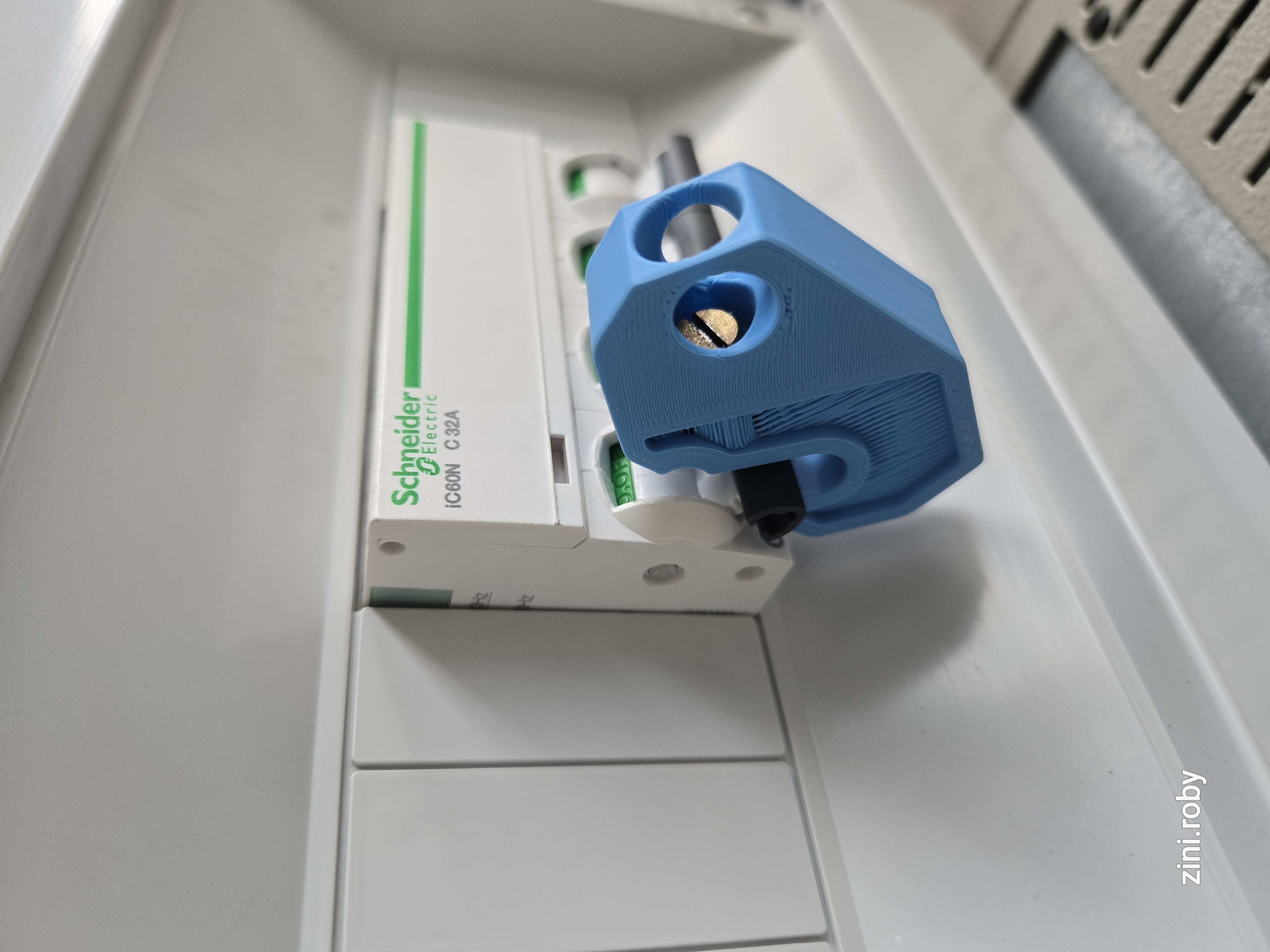 Miniatura 5 do modelo 3D Electrical Lockout Device