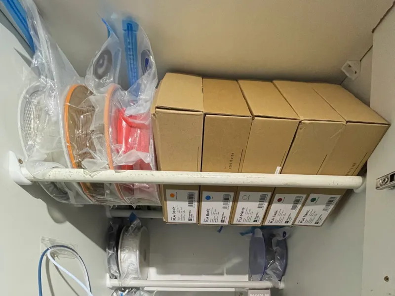 Very light spools holder