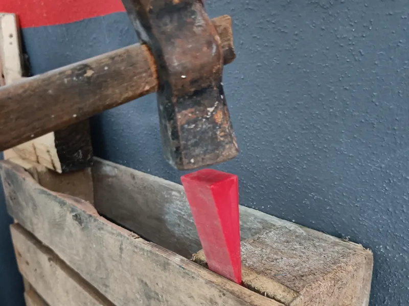 Wedge for pallet disassembly