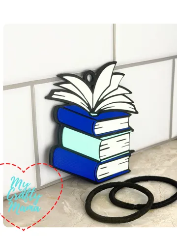 Accesorio para sujetar ligas de cabello: Stack of books hair tie keychain — vista de referencia 2