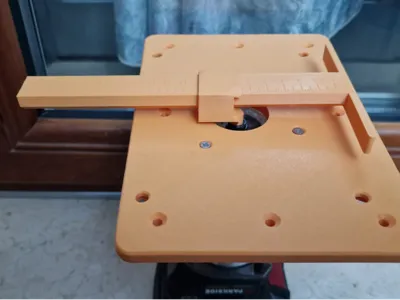 Adjustment guide for router 
