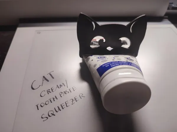 Presse-tube chat pour crème ou dentifrice
