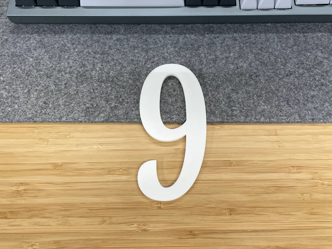 Chiffre 9 décoratif