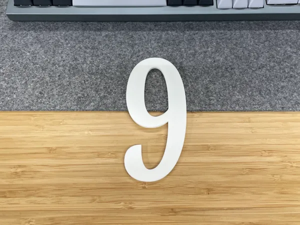 Chiffre 9 décoratif