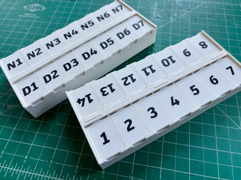 Reversible lid pill box