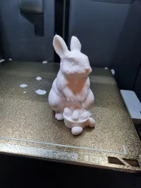 Lapin de Pâques avec panier d'œufs — photo 2