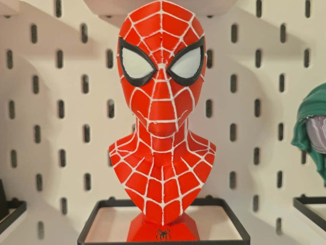 Spiderman Figur auf Stand/Base