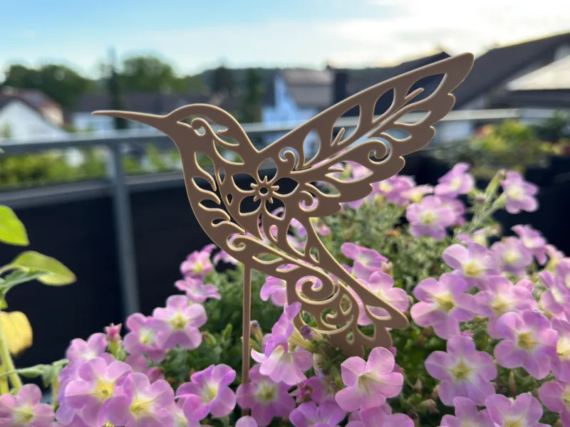 Floraler Vogel Kolibri mit Blumenstecker