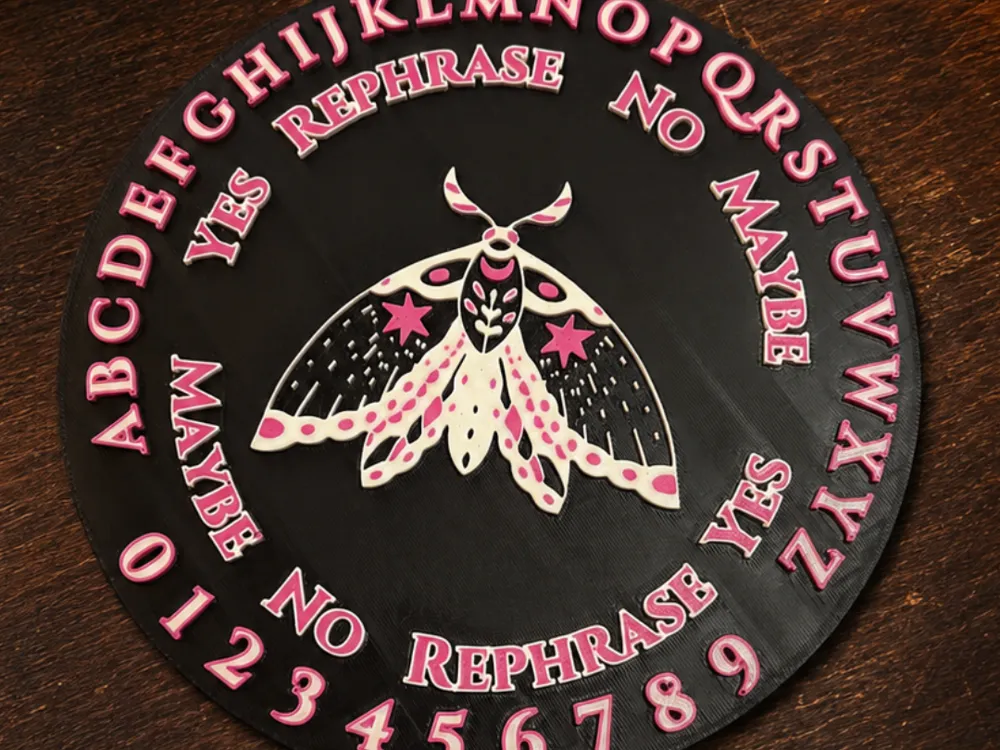 Adorno temático: Mystic Moth Pendulum & Scrying Board. Referencia del modelo original.