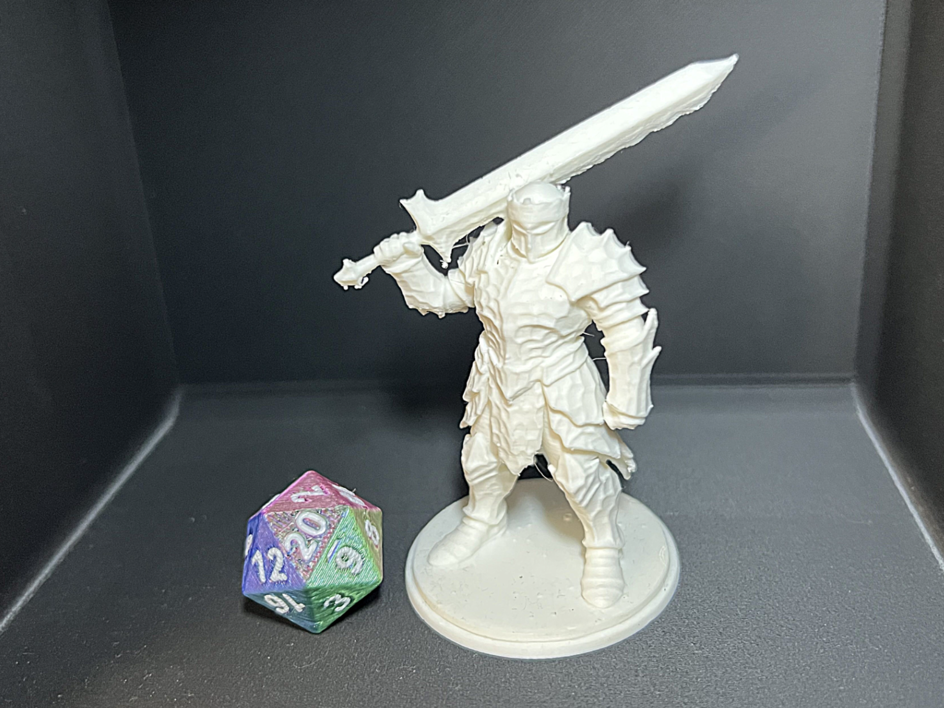 D&D-Feuer-Element-König mit und ohne Helm