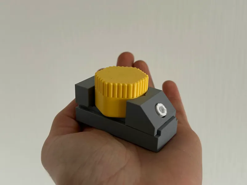 Miniature Vise Model – Functional and Decorative