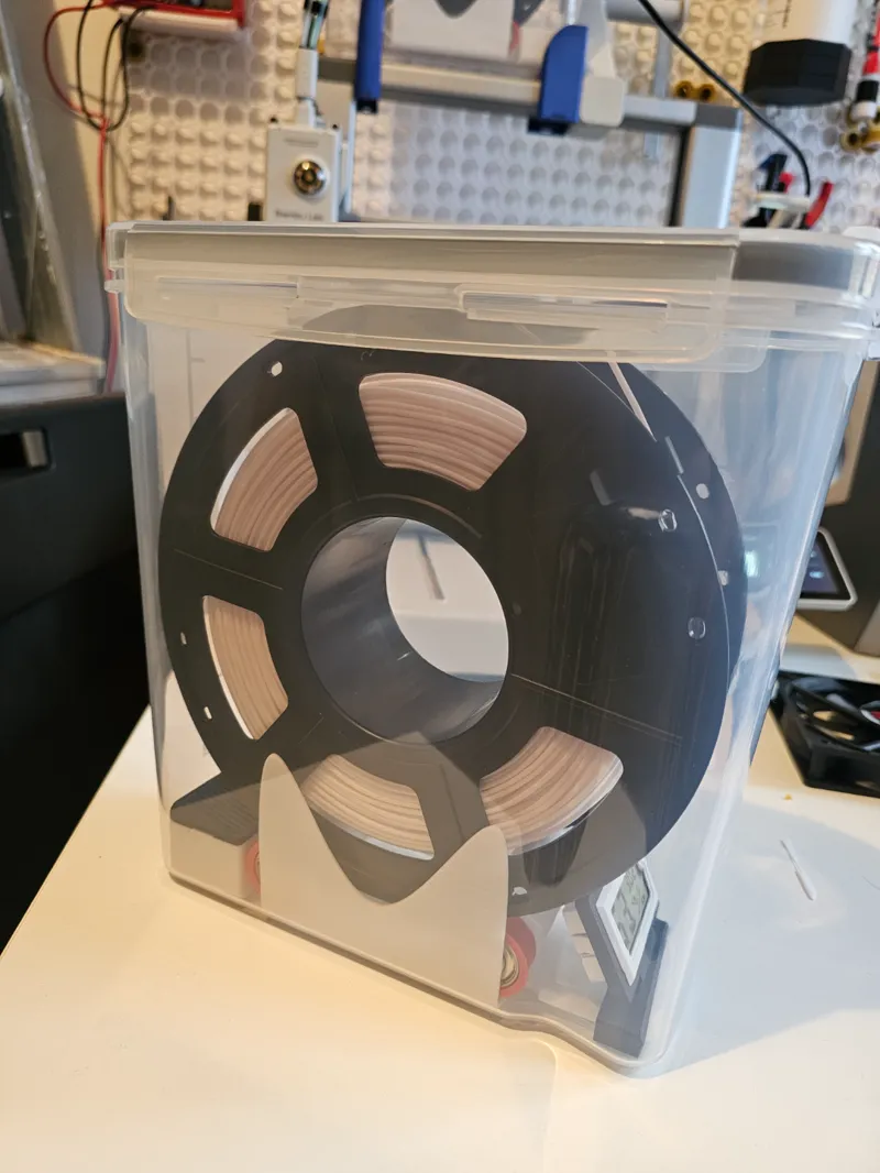 Spool base with stabilising fins