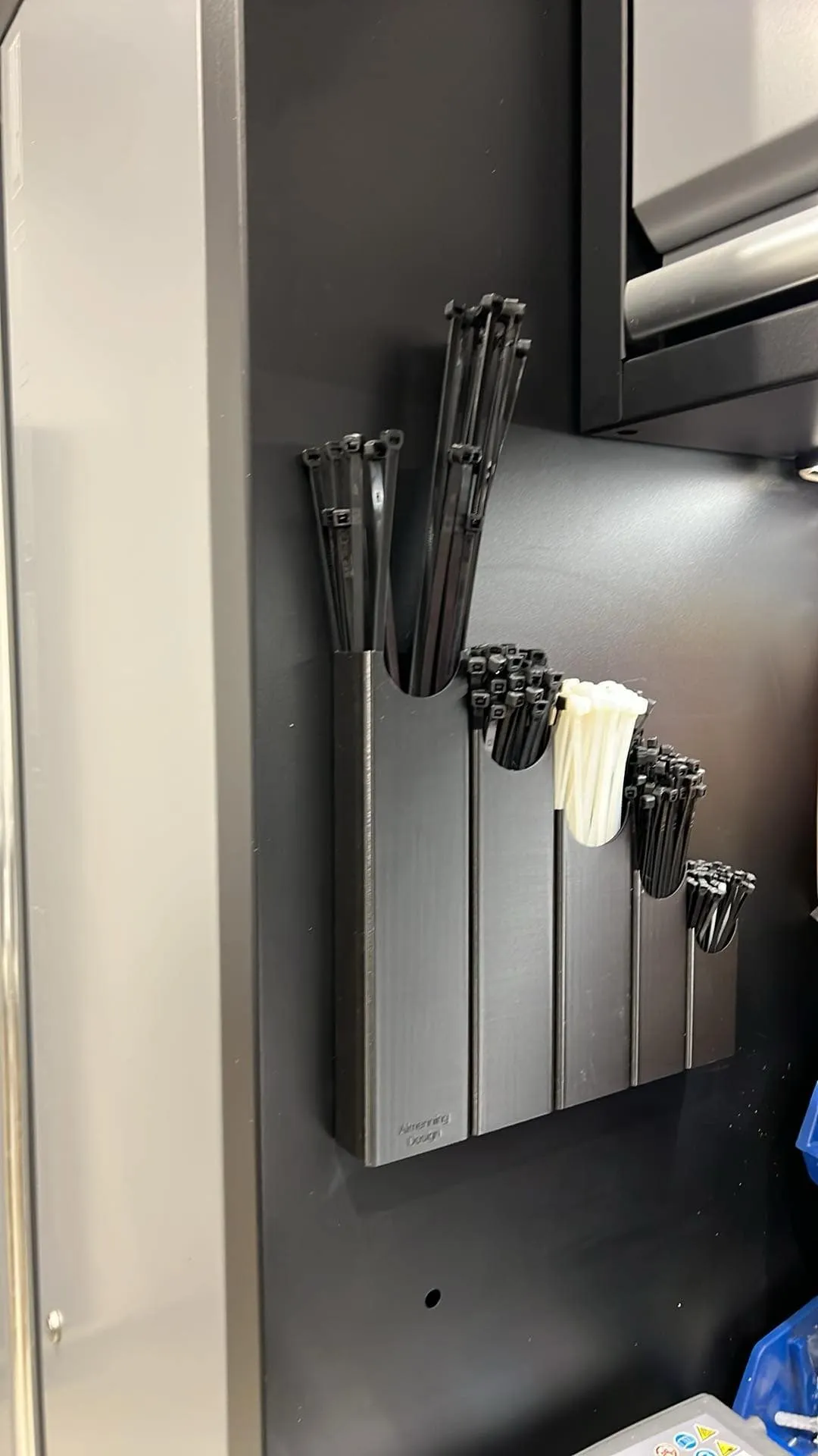 Ziptie holder/organizer with magnets / screw view 4
