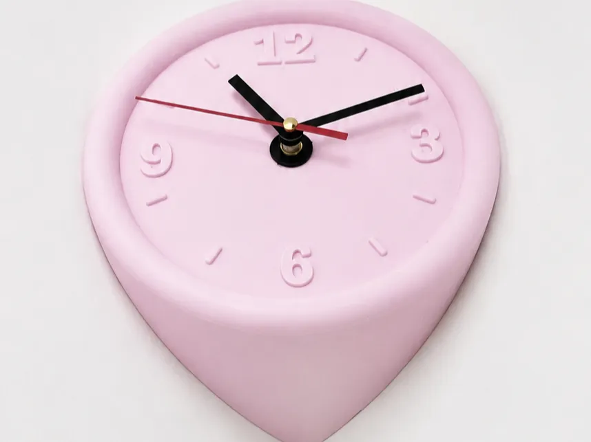 Letrero o emblema decorativo: Inner Corner Clock – 20 cm. Referencia del modelo original.