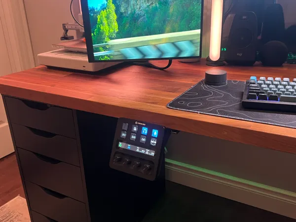 Support caché sous bureau pour Stream Deck Plus