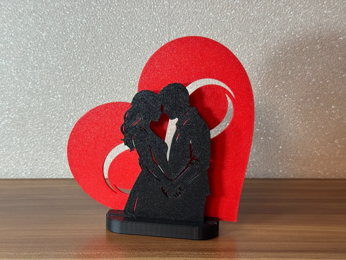 Lovers in front of an endless heart - Free 3D Print Model - MakerWorld