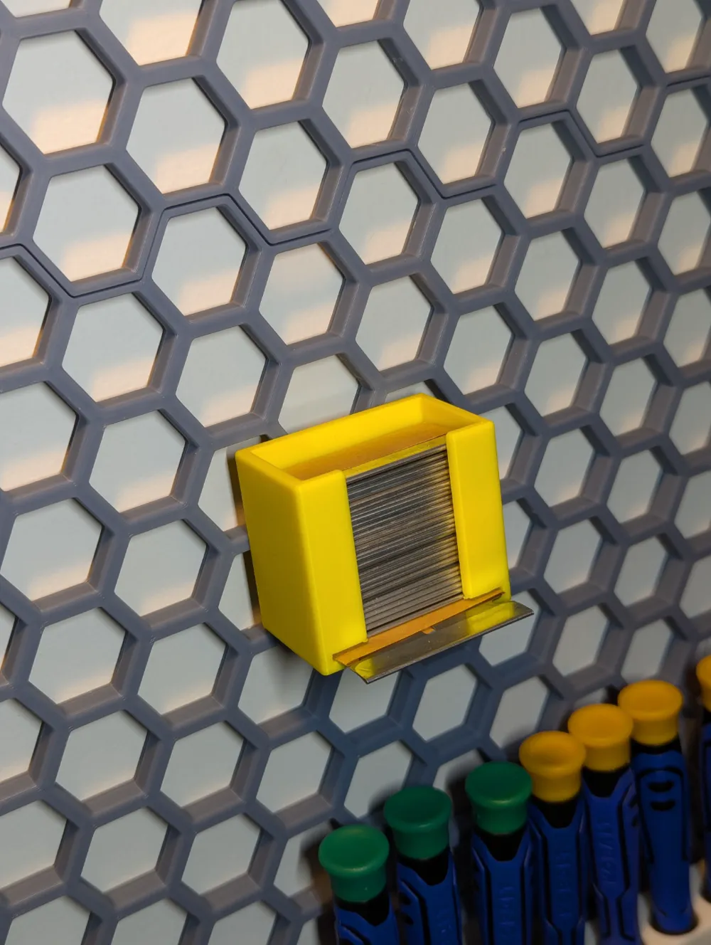 HSW Razor Blade Dispenser with EZ-Lock Insert by Wile E. 3D - MakerWorld