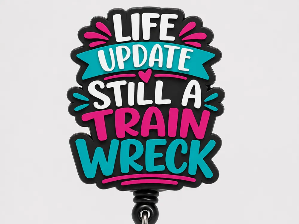 Letrero o emblema decorativo: Life Update: Still a Train Wreck Badge Reel. Referencia del modelo original.