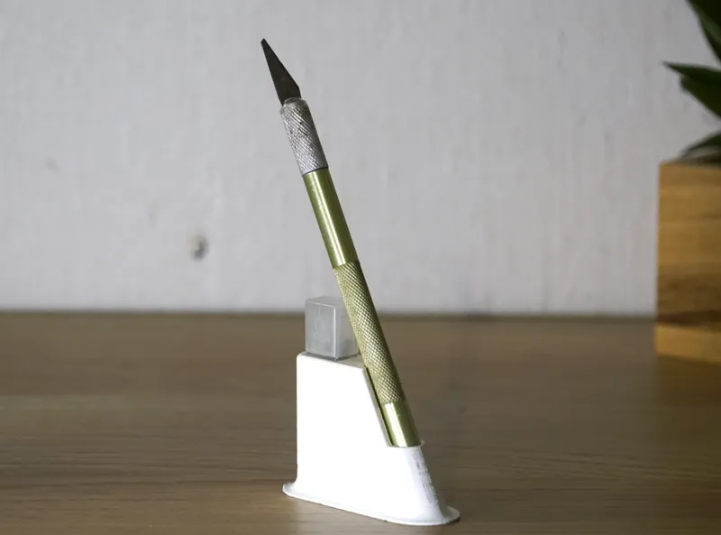 Scalpel, Cutter Holder with Replacement Blade Slot