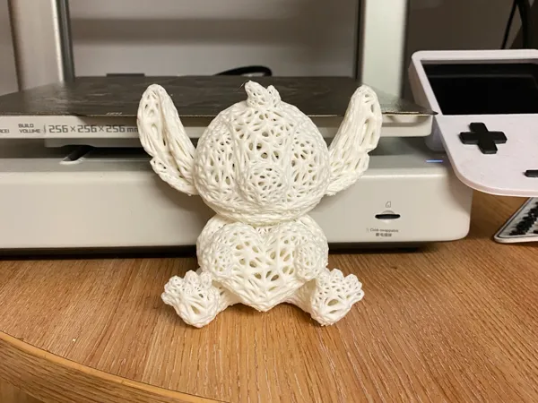 Figurine Stitch au cœur