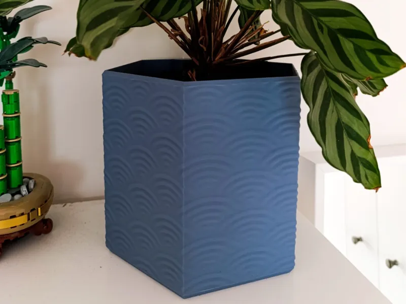 Self-watering planter with water indicator