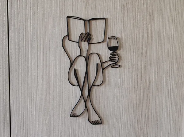 Silhouette murale — femme, livre et verre de vin