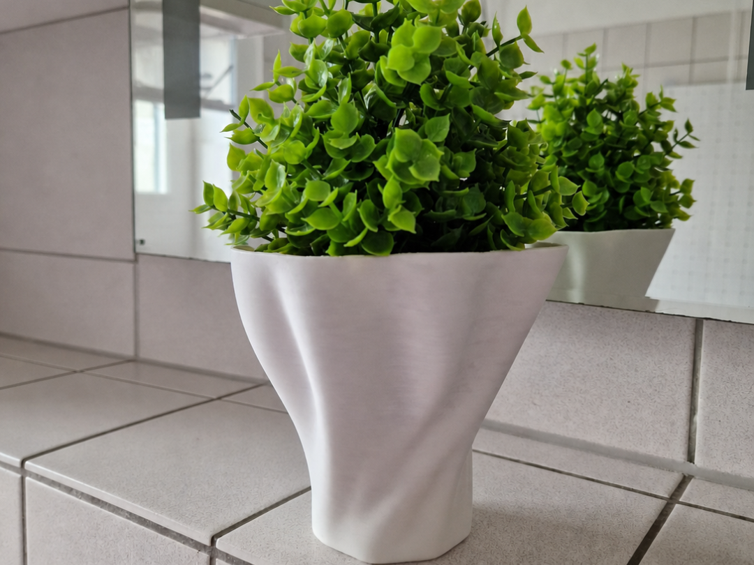 Organisch geschwungene Vase mit modernem Twist