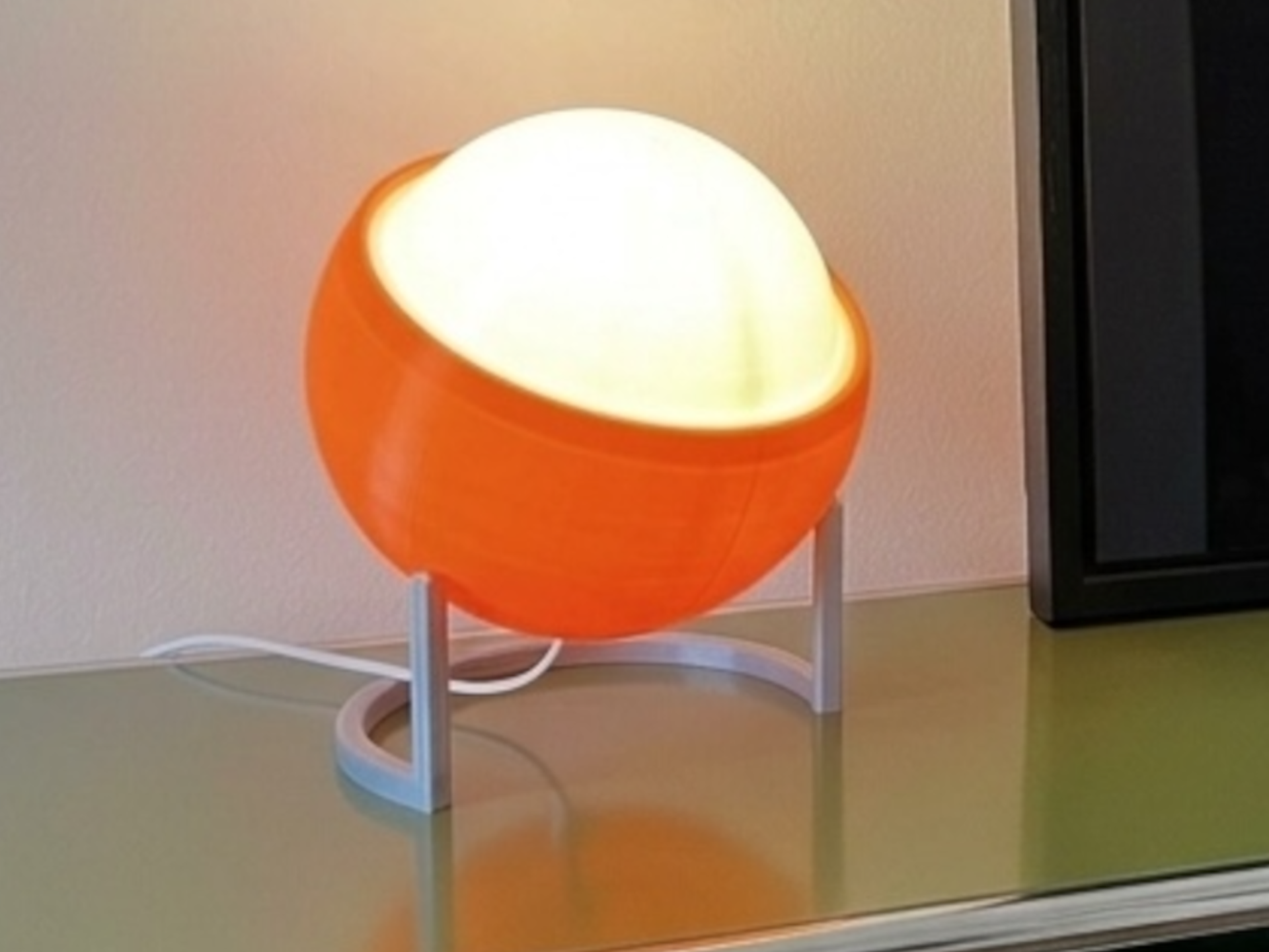 EggLight – Adjustable Lamp, No Glue Required