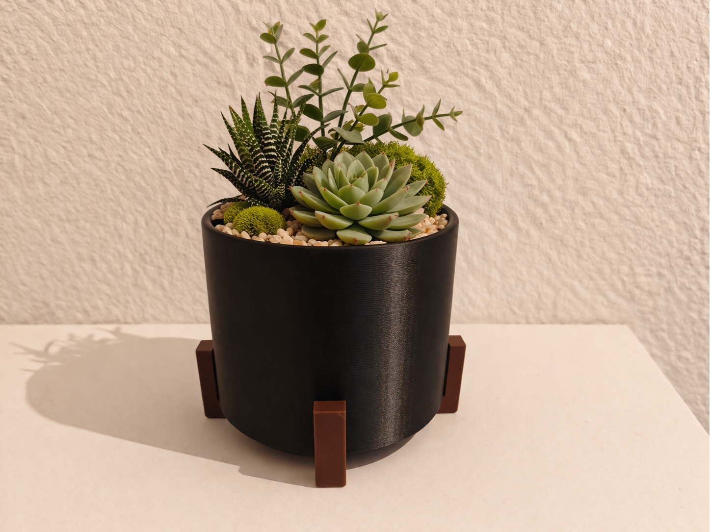 Minimalistischer Blumentopf mit Standfuß