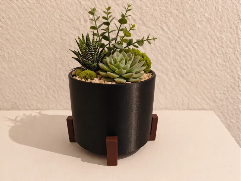 Minimalistischer Blumentopf mit Standfuß