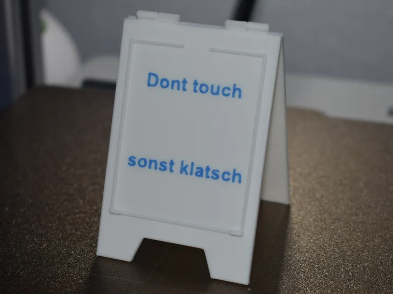Attention Sign "Dont touch sonst klatsch"