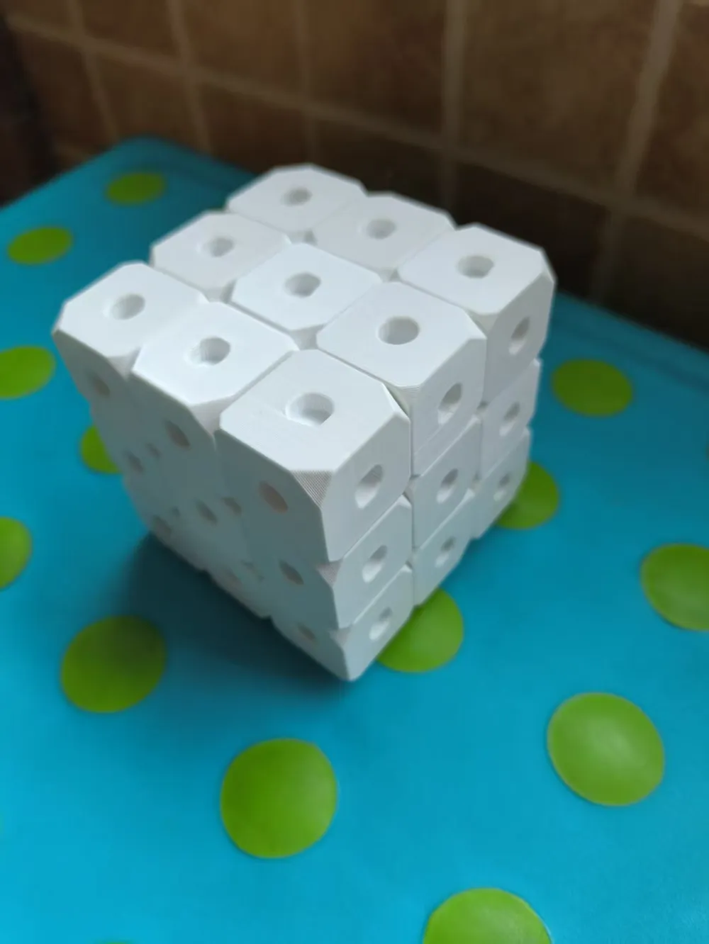 3D cube teaching aid for first-grade geometry, with a secure snap-fit ...