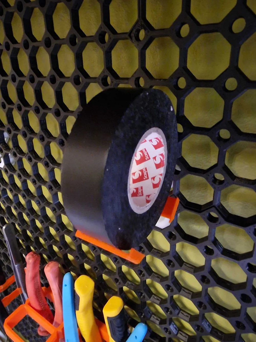 Multiboard tape hanger [perpendicular spacesaver] by mieszau - MakerWorld
