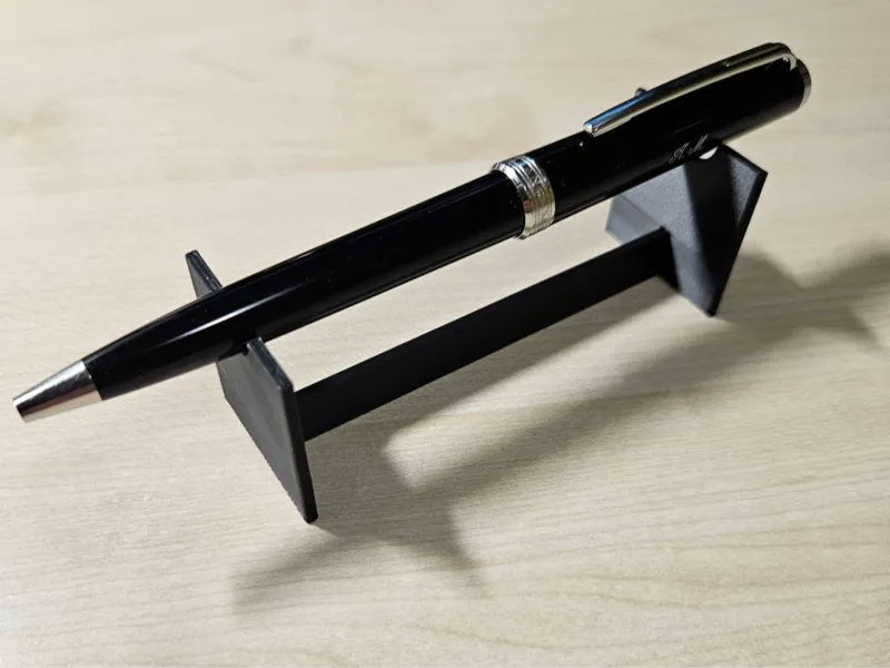 Super simple pen holder
