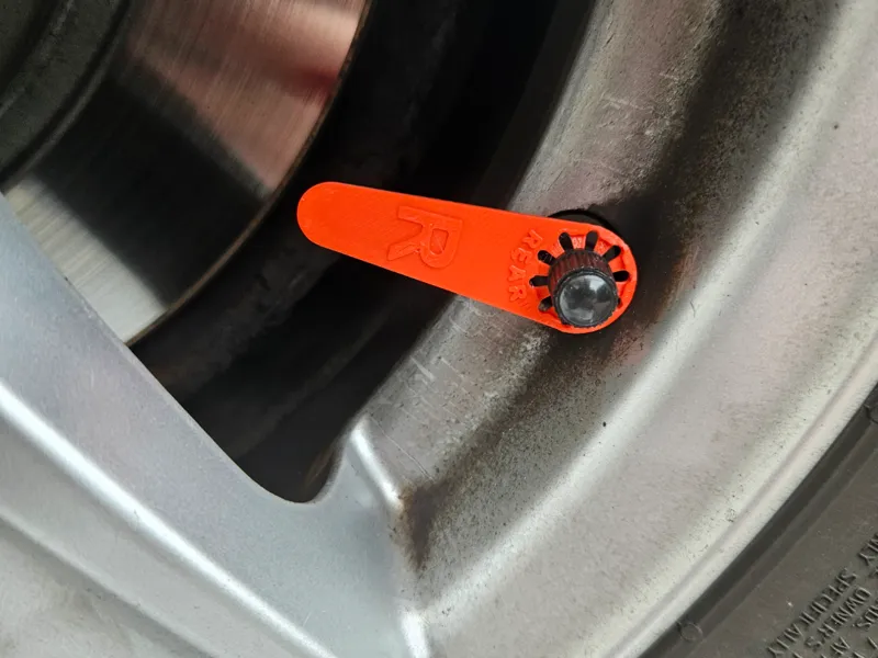 Tyre direction marker
