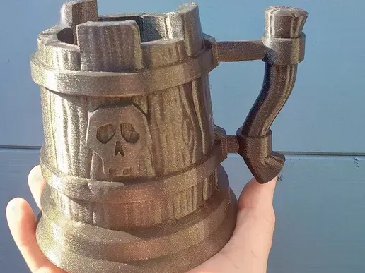 Totenkopf-Holzkrug / Skull Barrel Mug