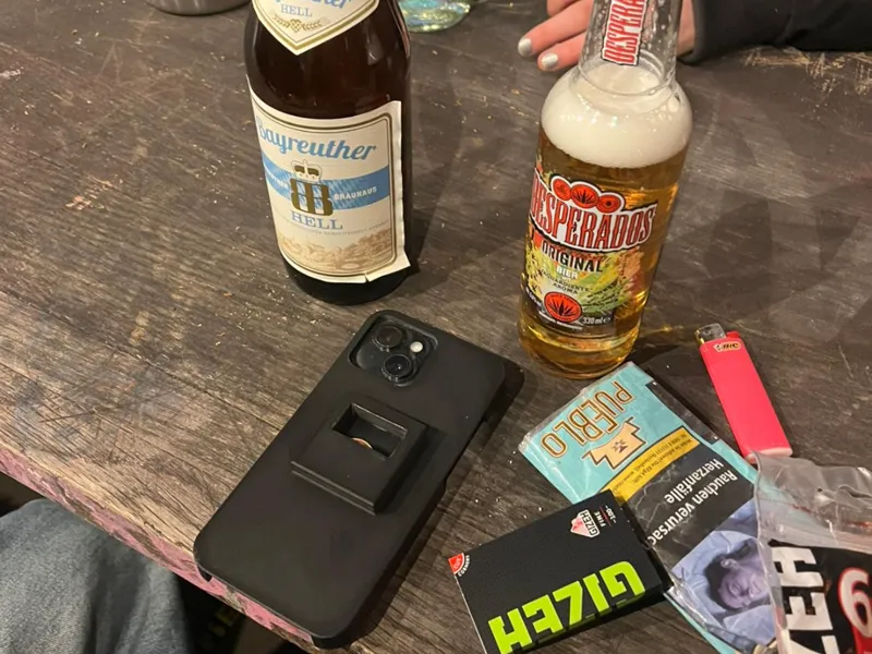 Handyhülle mit Flaschenöffner 