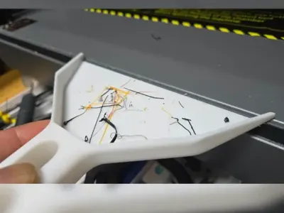 Non-spillable trash dustpan