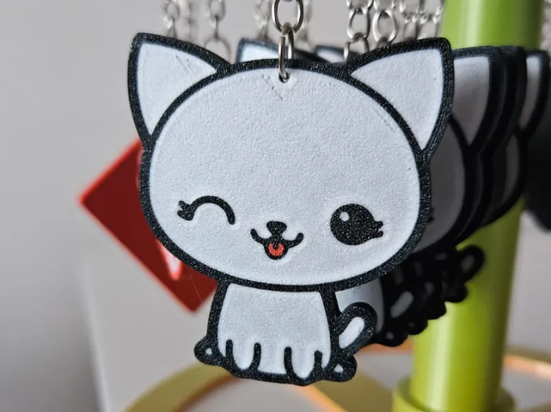 Chaveiro de gatinha piscando o olho