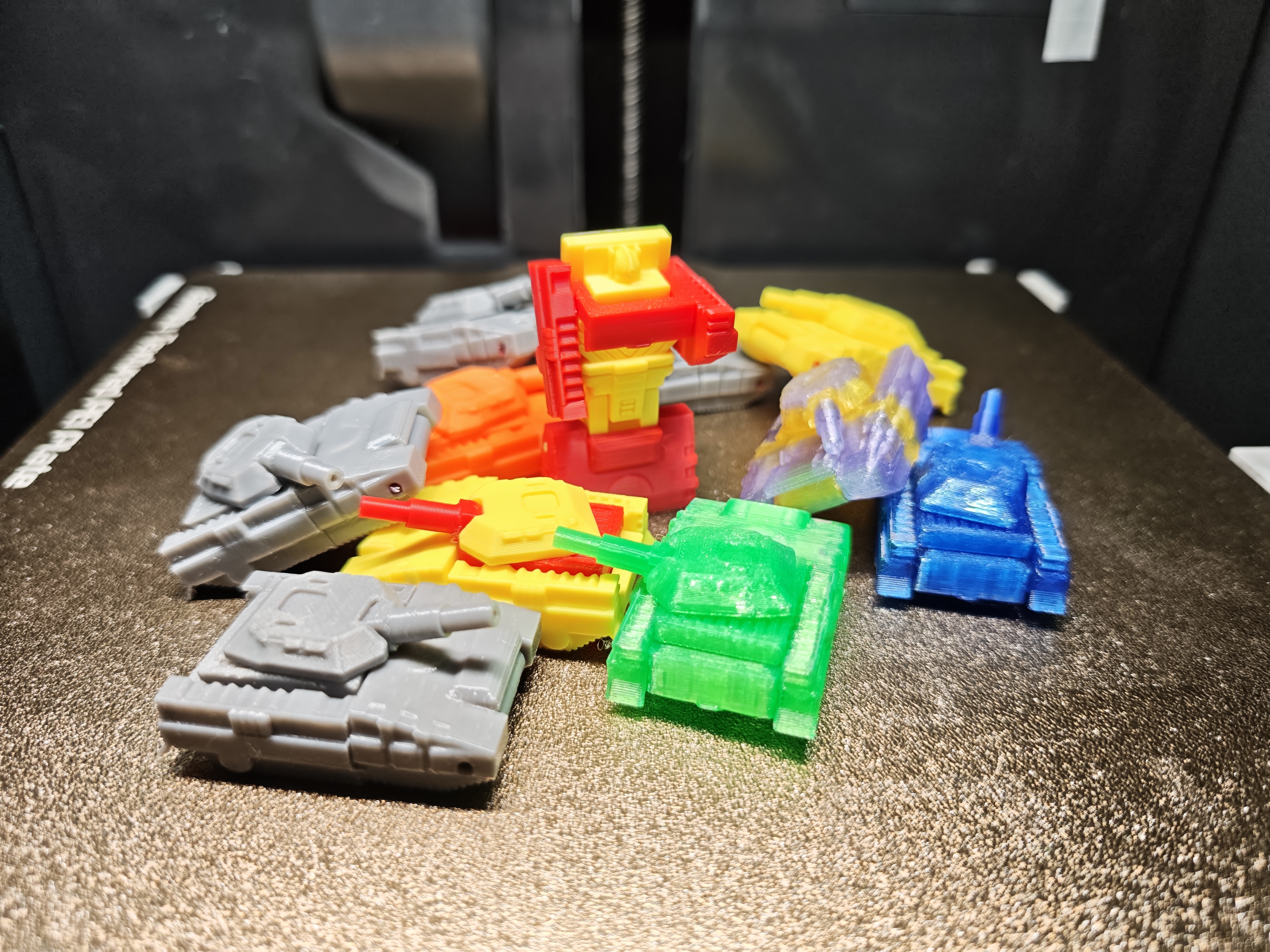 Miniatura 1 do modelo 3D 变形金刚 拼装 可动 可变形 多色搭配 坦克 机器人 快速打印