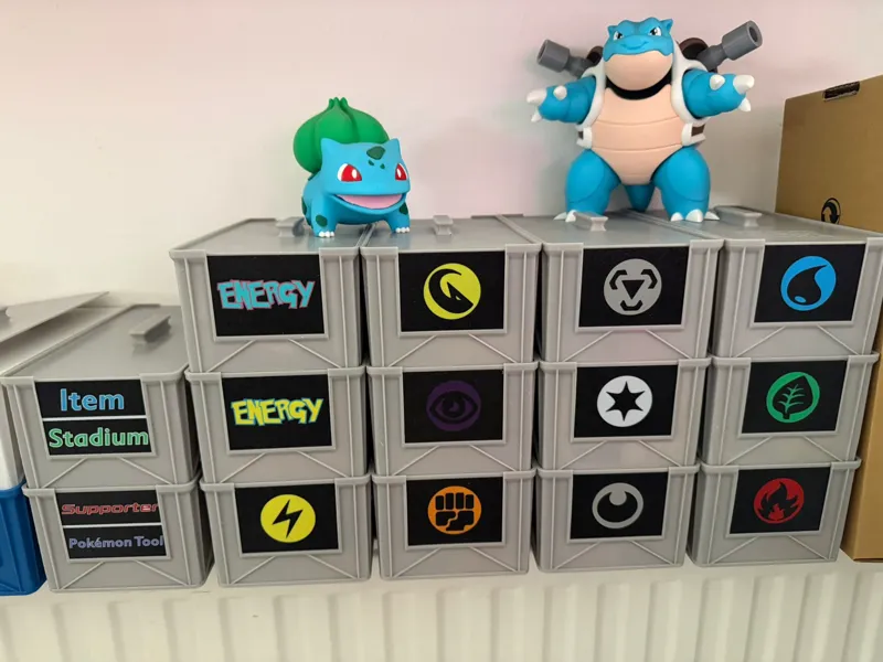 TCG-Aufbewahrungsbox – Tresor Pokemon Energy Label
